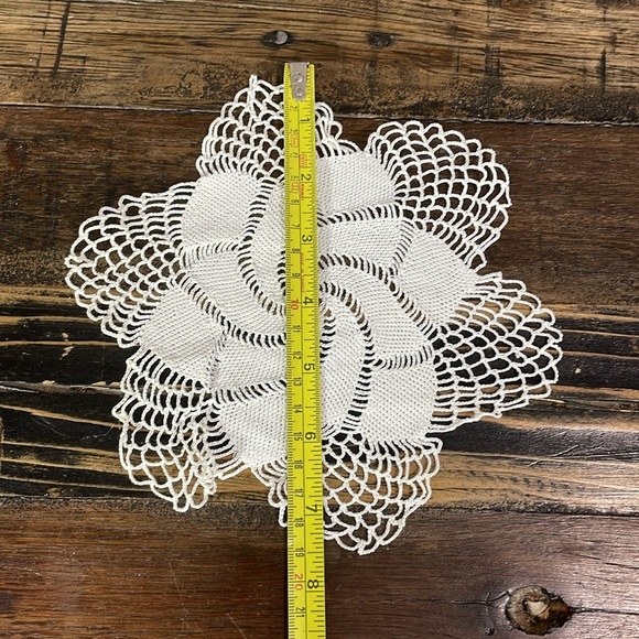Lovely swirl crocheted doily.  Cotton vintage - Picture 10 of 11